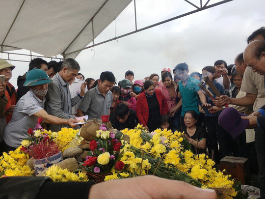 Sau nửa ngày tạm giữ, rắn nằm trên mộ được thả về tự nhiên - 3