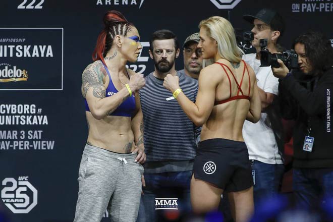 UFC: Tranh đai vô địch, mỹ nữ tóc vàng bị “Người máy” đấm gục - 1