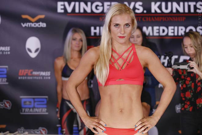 UFC: Tranh đai vô địch, mỹ nữ tóc vàng bị “Người máy” đấm gục - 2