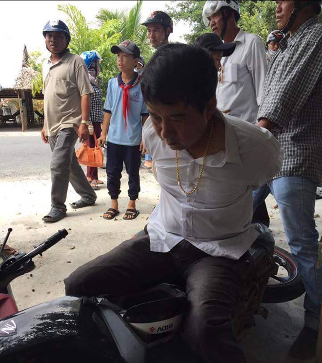 Đeo khẩu trang vào tiệm vàng cướp 14 chỉ nhưng chạy không thoát - 1