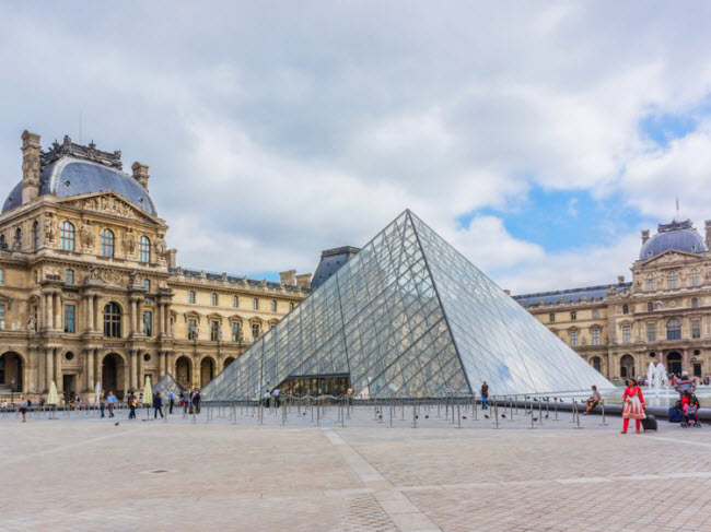 Louvre là một trong số 73 bảo tàng du khách có thể viếng thăm ở Paris.