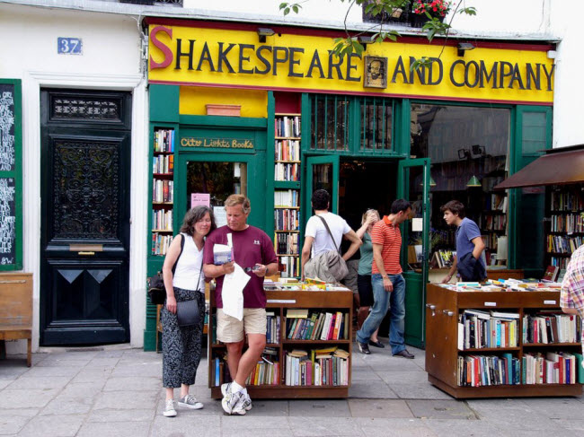 Đối với những người ham đọc sách, tiệm sách Shakespeare & Company là điểm đến không thể bỏ qua.