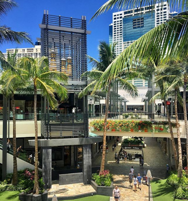 Với doanh số bán hàng trên 1.500 USD trên mỗi 0,01 mét vuông, Ala Moana là trung tâm thương mại có giá trị nhất nước Mỹ