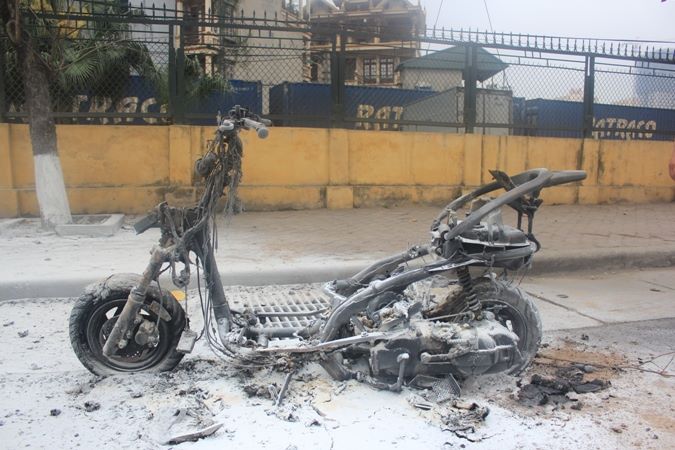 Chủ xe liều mình lấy đồ trong cốp khi xe máy đang cháy ngùn ngụt - 1