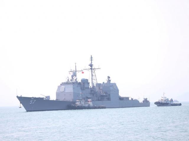 Tàu hộ tống của Hải quân Mỹ đang tiến vào cảng Tiên Sa