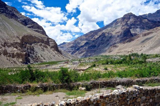 Thung lũng Spiti Spell-bound: Thung lũng Spiti nằm ở Himachal Pradesh là một thiên đường với độ cao gần 4000 m trên mực nước biển, được bao quanh bởi các dãy núi cao vút phủ đầy tuyết và ẩn giấu một trong những tu viện lâu đời và đẹp nhất Ấn Độ.