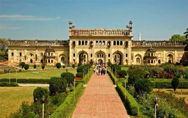 Cung điện Gravity Defying: Nằm tại Lucknow, thủ đô của miền đông Uttar Pradesh, được biết đến với một khu phức hợp cung điện bí ẩn, đây là sáng tạo kỳ diệu của thế kỷ 18 bởi vua Nawab Asaf-ud-Daula, là sự pha trộn của kiến ​​trúc châu Âu và Ả Rập. Tòa nhà vòm trung tâm của Bara Imambara dài gần 50 mét và cao khoảng ba tầng mà không có bất kỳ một trụ cột hoặc một cây dầm nào.