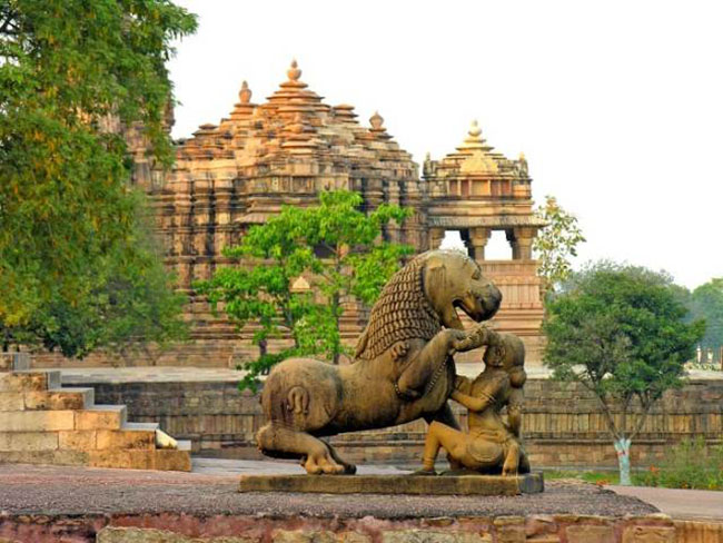 Khajuraho - Đền thờ của tình yêu: Sự kết hợp giữa khoa học và nghệ thuật kiến ​​trúc, Khajuraho nằm ở bang Tiger của Ấn Độ - Madhya Pradesh. Khajuraho luôn khiến các du khách bị say đắm trong văn hoá, khiêu vũ, âm nhạc, và các nghệ thuật sáng tạo khác được miêu tả trên các bức tường và tháp của ngôi đền từ thế kỷ 11 này.