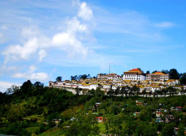 Tu viện Tawang: Tu viện Tawang ở Arunachal Pradesh là tu viện Phật giáo lớn nhất thế giới ngoài Lhasa, Tây Tạng. Nó được thành lập gần thị trấn nhỏ có cùng tên ở phần phía tây bắc của bang Arunachal Pradesh vào năm 1680-1681.