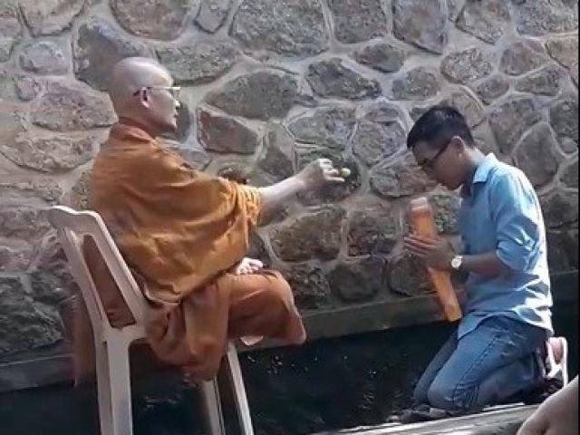 Tin tức trong ngày - Người mặc đồ nhà sư đọc "thần chú", vẩy "nước thánh" tại chùa Hương Tích