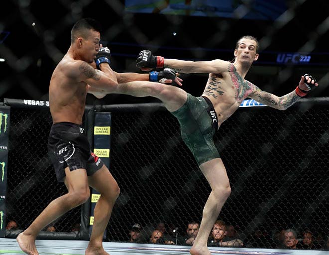 Chiến binh UFC: Gãy chân suốt 4 phút vẫn đánh bại đối thủ - 1