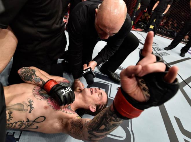 Chiến binh UFC: Gãy chân suốt 4 phút vẫn đánh bại đối thủ - 3