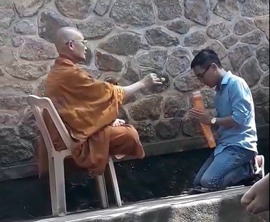 Người mặc đồ nhà sư đọc "thần chú", vẩy "nước thánh" tại chùa Hương Tích - 1