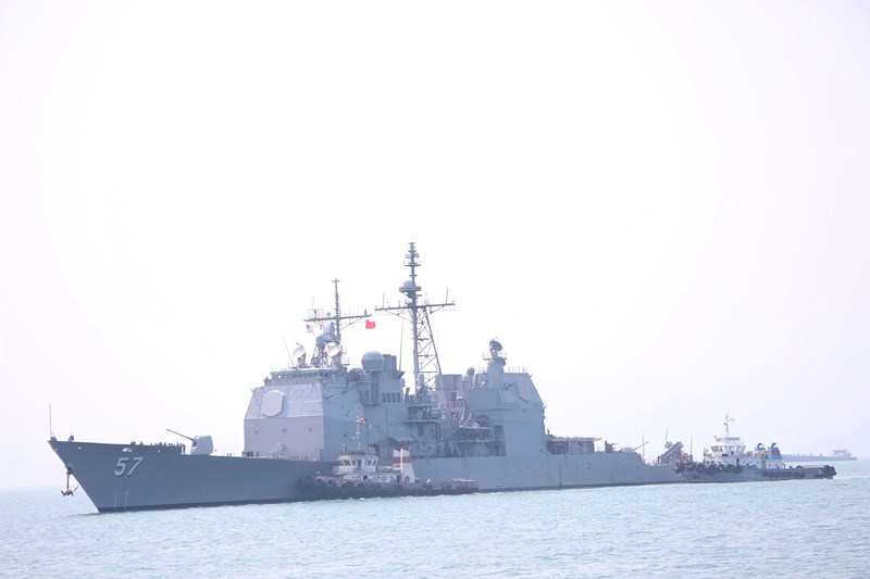 Tàu hộ tống của Hải quân Mỹ đang tiến vào cảng Tiên Sa - 1