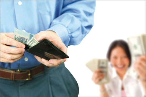Nhân mùng 8.3, bàn chuyện "Tiêu tiền chồng, sai ở đâu?". - 1
