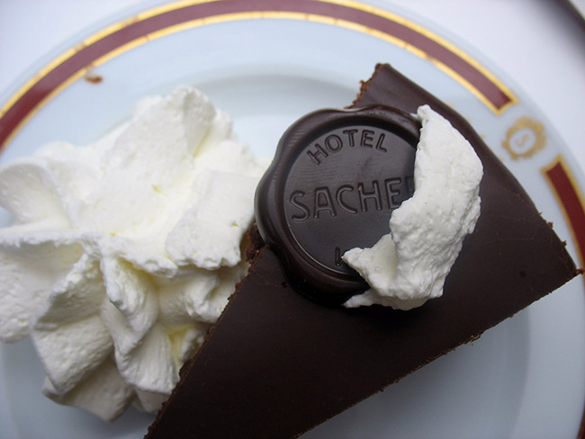 16.Áo: Sachertorte: Chiếc bánh socola ngọt ngào này xuất hiện từ năm 1832. Công thức của nó là một bí mật chưa ai có thể làm được, người ta thường mua chúng ở Hotel Sacher, Vienna.