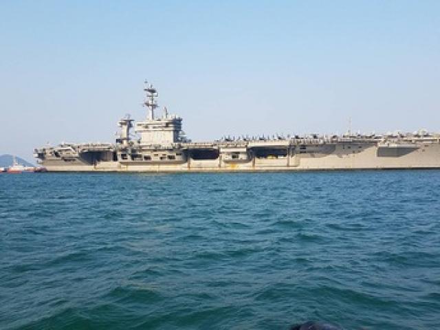 Tin tức trong ngày - Bất ngờ với nữ binh sĩ tàu sân bay Mỹ hát Nối vòng tay lớn