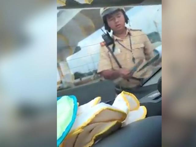 Tin tức trong ngày - Xuất hiện clip nghi vấn CSGT Rạch Chiếc nhận "mãi lộ"