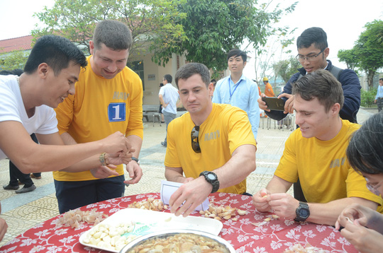 Xem hải quân tàu sân bay Mỹ trổ tài thi bóc tỏi với bệnh nhân tâm thần - 14