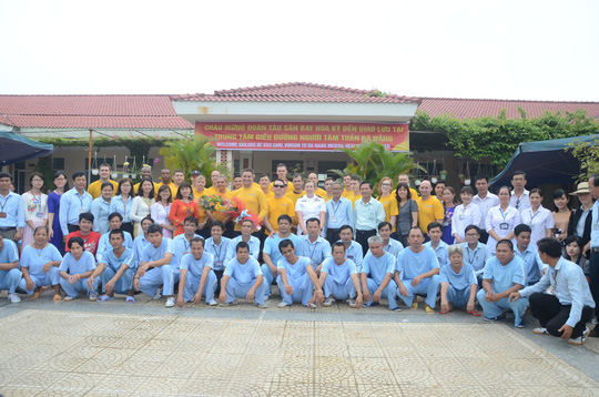 Xem hải quân tàu sân bay Mỹ trổ tài thi bóc tỏi với bệnh nhân tâm thần - 17