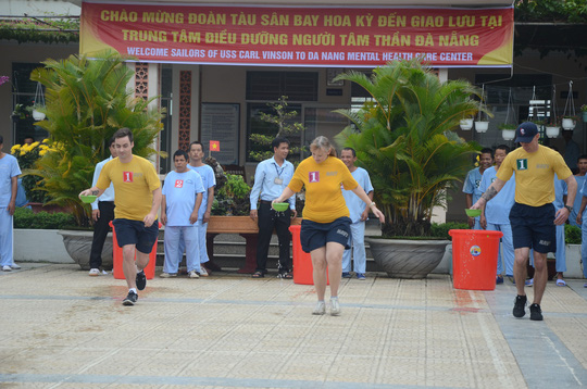 Xem hải quân tàu sân bay Mỹ trổ tài thi bóc tỏi với bệnh nhân tâm thần - 7
