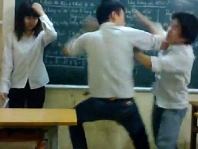 Nam sinh lớp 8 chửi, bóp cổ giáo viên ngay trên bục giảng
