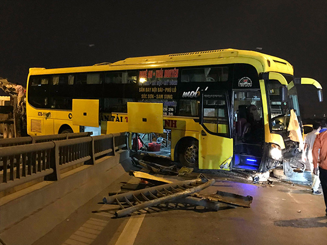 HN: Xe khách nằm vắt giữa hai thành cầu sau tai nạn - 1