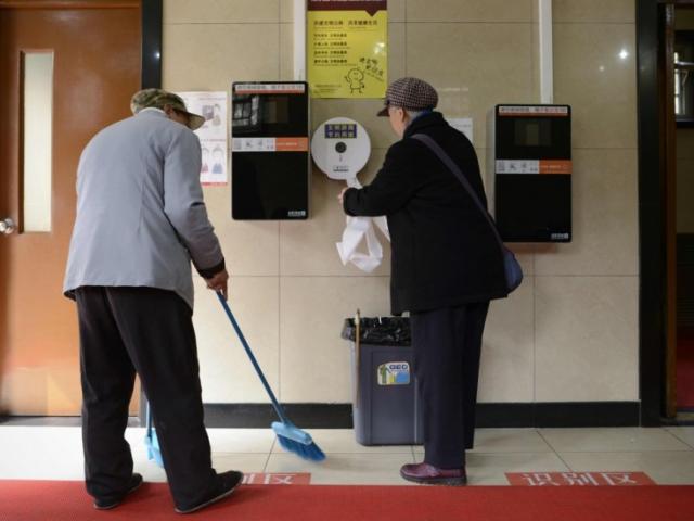 Thế giới - TQ: Có bằng đại học mới được làm việc tại nhà vệ sinh công cộng