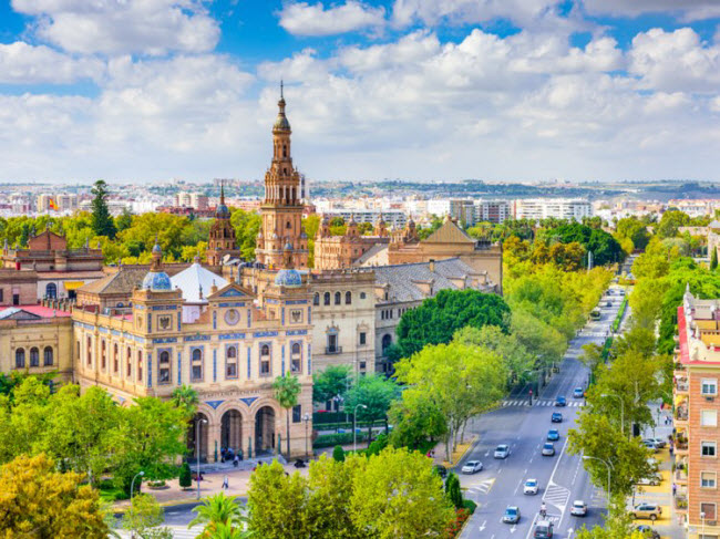 Seville, Tây Ban Nha: Thành phố có nhiều phong cảnh đẹp và lãng mạn như quảng trường Plaza de Espana. Hãy tới thành phố này, trước khi chi phí du lịch ở đây tăng cao.