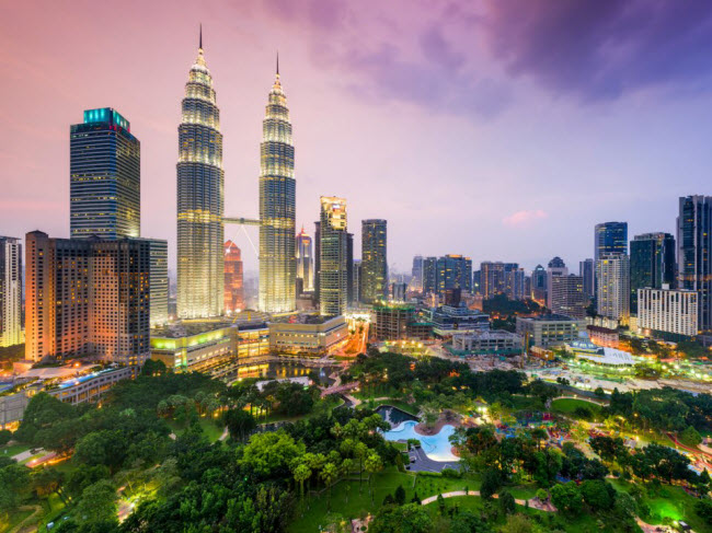 Kuala Lumpur, Malaysia: Kuala Lumpur là thành phố thủ đô của Malaysia và nổi tiếng với tòa tháp đôi Petronas Towers. Công trình này phục vụ các tour giáo dục và là địa điểm lý tưởng để ngắm cảnh thành phố.