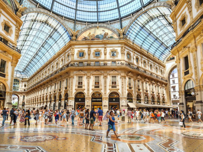 Milan, Italia: Thành phố Milan có nhiều địa điểm du lịch hấp dẫn từ nhà thờ lớn cho tới khu phố thời trang Quadrilatero d'Oro. Theo trang Booking, chi phí du lịch ở đây đắt nhất vào mùa hè.