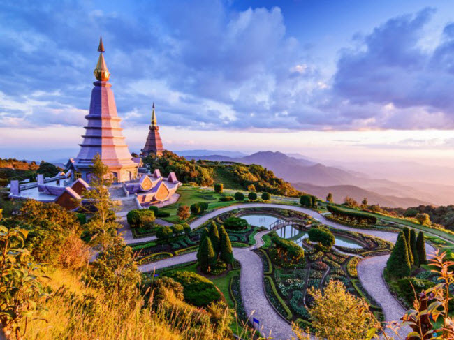 Chiang Mai, Thái Lan: Thành phố của Thái Lan ngày càng trở thành địa điểm du lịch hấp dẫn. Nơi đây nổi tiếng với các ngôi đền cổ kính, khu bảo tồn voi và các khu chợ vào ngày Chủ Nhật.