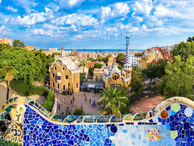 Barcelona, Tây Ban Nha: Thành phố này nổi tiếng với kiến trúc nhiều màu sắc và văn hóa đa dạng. Chi phí&nbsp;du lịch ở đây vào dịp đầu năm rẻ hơn 30% so với thời điểm tháng 6.