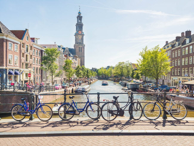 Amsterdam, Hà Lan: Du lịch ở thành phố Amsterdam đã tăng trưởng mạnh trong vài năm qua. Hành trình khám phá các tòa nhà cổ kính và hệ thống kênh nổi tiếng ở đây chắc chắn làm hài lòng bất kỳ du khách nào.
