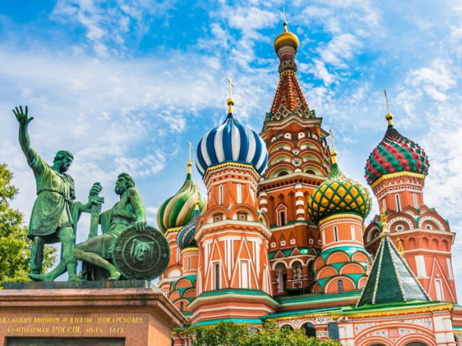 Moscow, Nga: Thành phố Moscow có thể cách xa trung tâm châu Âu, nhưng nơi đây có nhiều địa điểm du lịch hấp dẫn và văn hóa lâu đời. Chỉ phí du lịch ở thủ đô nước Nga khá rẻ chỉ khoảng 60 USD bao gồm tiền cho thực phẩm, giải trí và khách sạn.