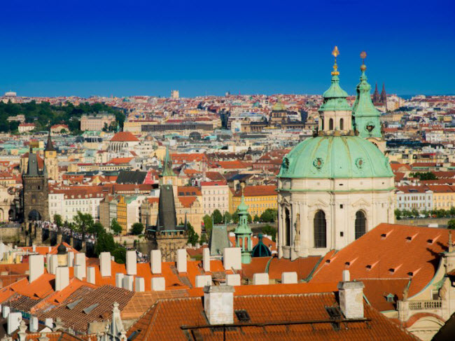 Prague, Cộng hòa Czech: Prague là thành phố cổ kính và có phong cảnh đẹp, nhưng vẫn chưa đông du khách.  Bạn có thể tới đây để thưởng thức bia và ngắm cảnh ven sông.