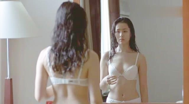 Bộ phim có nhiều cảnh nóng táo bạo nhất của "ngọc nữ" màn ảnh Hàn là "Tuyết tháng tư". Trong phim, Son Ye Jin đóng cặp với "bạch mã hoàng tử" Bae Yong Joon và có không ít cảnh khoe thân, diện nội y nóng bỏng.