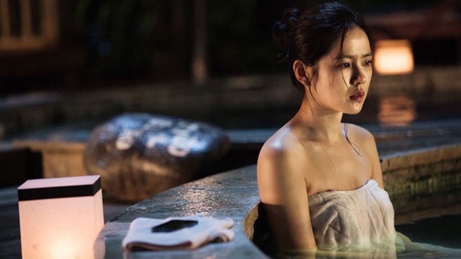Mới đây nhất, trong bộ phim điện ảnh "Bad guys always die" (2016), Son Ye Jin phải thử thách với một phân cảnh trong bồn tắm. Nữ diễn viên khoác hờ khăn tắm che ngực, khoe khéo bờ vai trần gợi cảm.