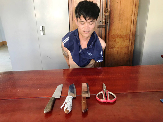 Thanh niên ngáo đá rượt chém người loạn xạ ở Nha Trang - 1