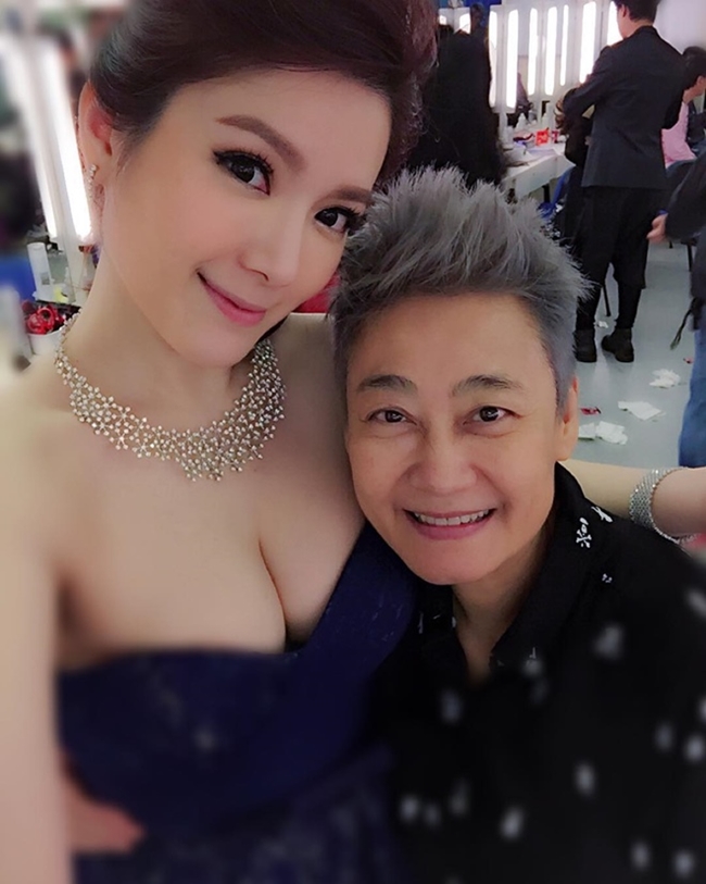 Cô cũng không ngại chụp ảnh thân mật bên các đồng nghiệp nam