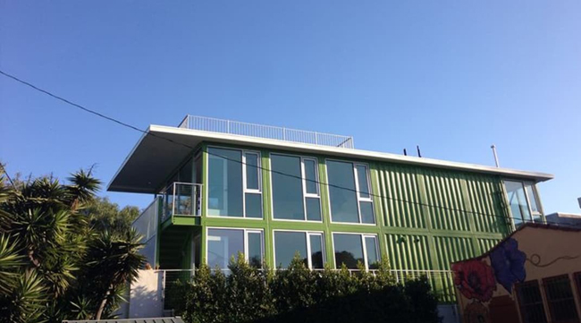 "Green on Main" (2014): Công trình được tạo thành từ 14 container ở Venice, California với cấu trúc tiết kiệm năng lượng và mái nhà có thể hứng nước mưa. Ảnh: DeMaria Design.