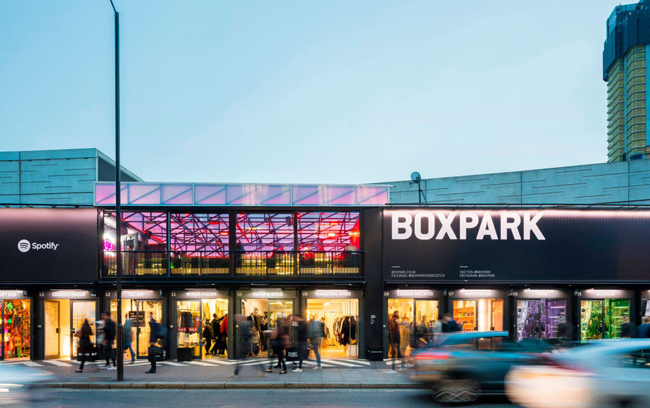 Boxpark Shoreditch là một trong những trung tâm thương mại container đầu tiên trên thế giới được khai trương ở Đông London vào năm 2011. Roger Wade, người sáng lập Boxpark, cho biết công trình đã phá vỡ khuôn mẫu trong việc xây dựng trung tâm thương mại và mang lại lợi nhuận nhanh hơn nhờ tiết kiệm chi phí. Ảnh: Boxpark.