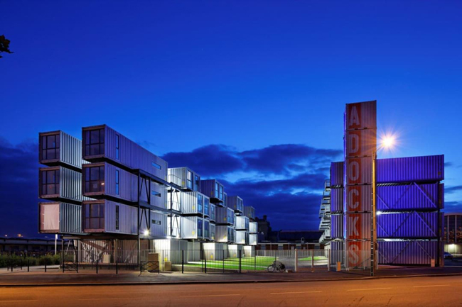 "Cité A Docks" (2010): Khu nhà ở sinh viên tại Le Havre, Pháp, cung cấp 100 căn hộ từ các container tái chế. Ảnh: Vincent Fillon / Atelier Cattani Architectes.