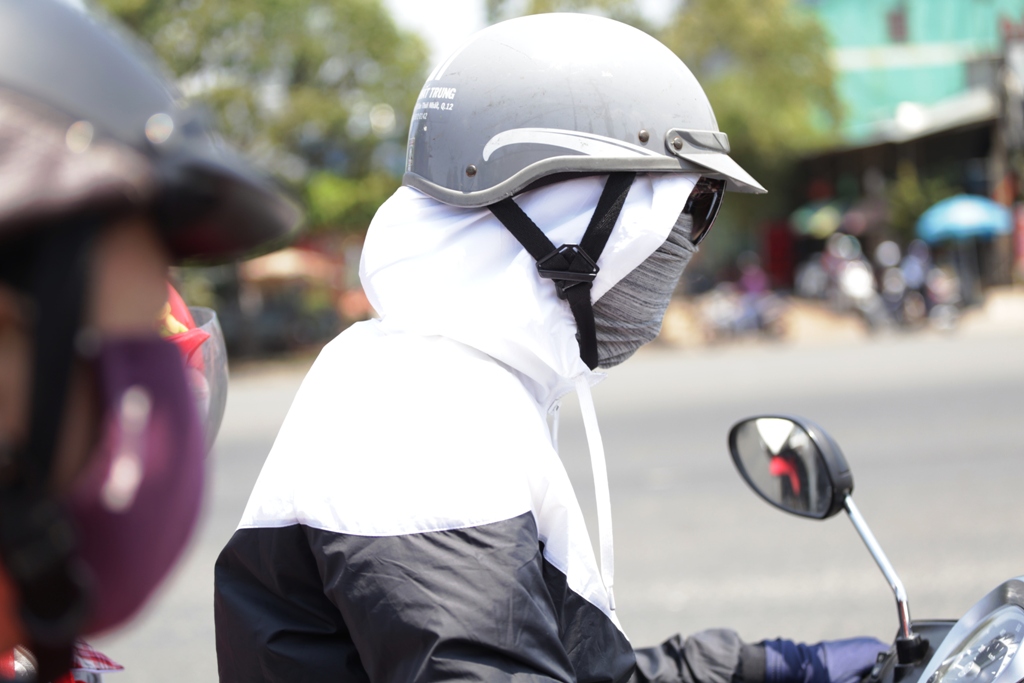 Nắng rát da thịt, chị em phụ nữ ở Sài Gòn hoá ninja trong ngày 8.3 - 3