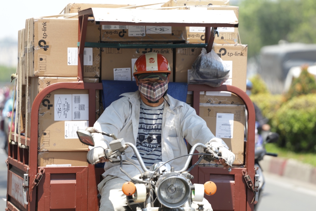 Nắng rát da thịt, chị em phụ nữ ở Sài Gòn hoá ninja trong ngày 8.3 - 2