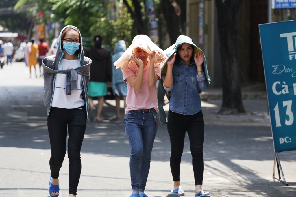 Nắng rát da thịt, chị em phụ nữ ở Sài Gòn hoá ninja trong ngày 8.3 - 9