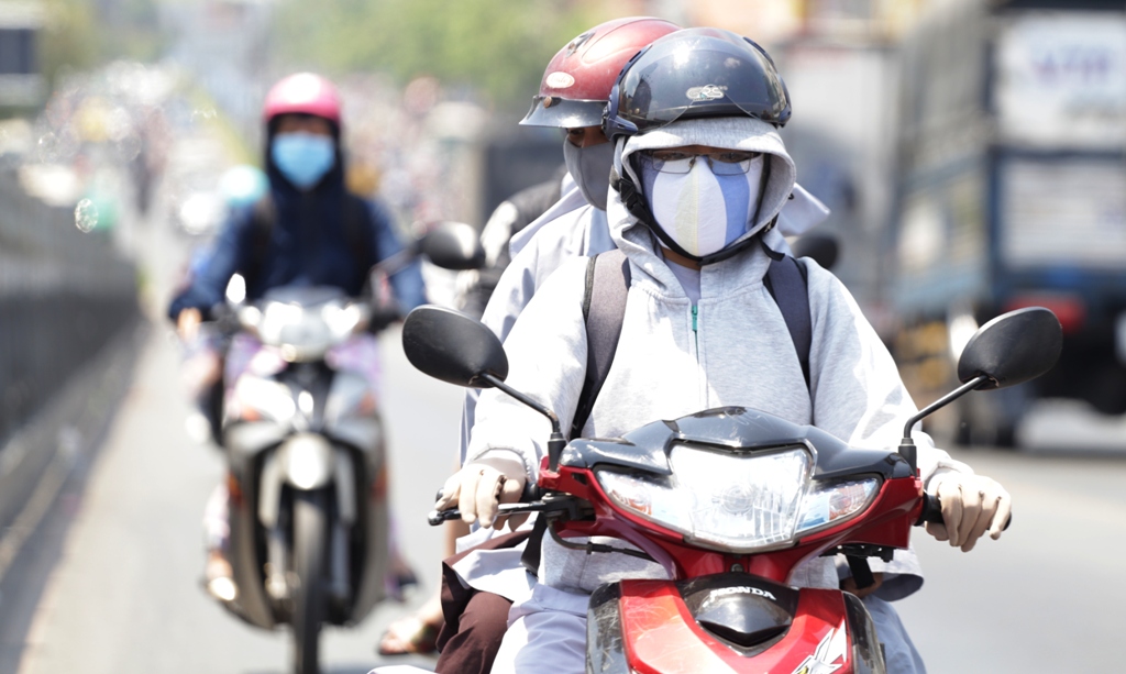 Nắng rát da thịt, chị em phụ nữ ở Sài Gòn hoá ninja trong ngày 8.3 - 4