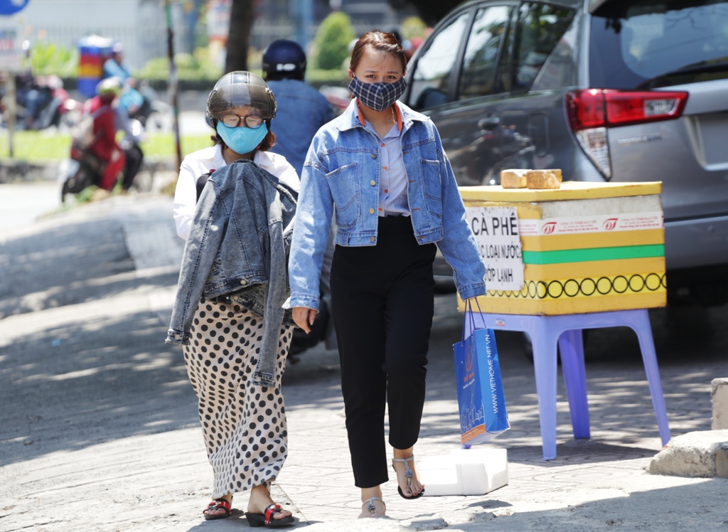 Nắng rát da thịt, chị em phụ nữ ở Sài Gòn hoá ninja trong ngày 8.3 - 8