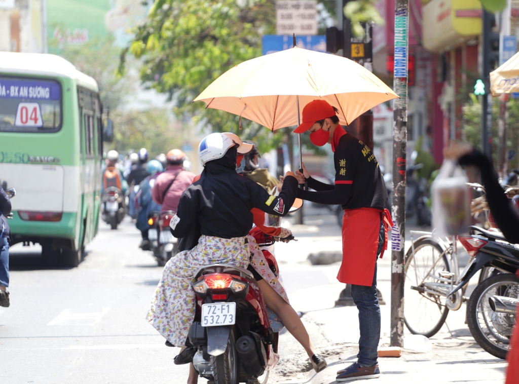 Nắng rát da thịt, chị em phụ nữ ở Sài Gòn hoá ninja trong ngày 8.3 - 12