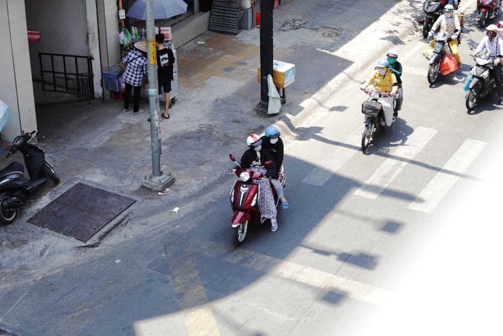 Nắng rát da thịt, chị em phụ nữ ở Sài Gòn hoá ninja trong ngày 8.3 - 11